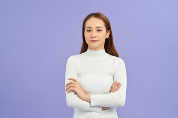 Obraz premium Laighing woman with crossed arms looking at the camera over white background