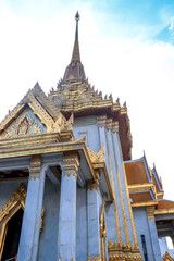 Fototapeta premium A beautiful view of Wat Traimit temple in Bangkok, Thailand.