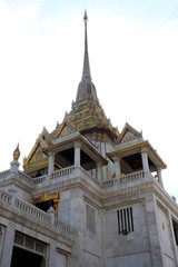 Fototapeta premium A beautiful view of Wat Traimit temple in Bangkok, Thailand.