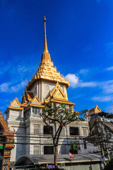 Fototapeta premium A beautiful view of Wat Traimit temple in Bangkok, Thailand.
