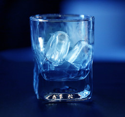 Photo macro blue ice in a transparent glass