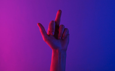 Obraz premium Woman insulting hand gesture with neon light