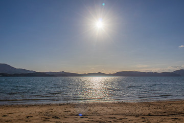 正面に見る砂浜への朝日
