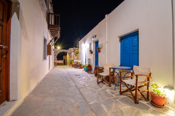 Fototapeta na wymiar Narrow neighborhood streets and buildings at the old Chora, Naxos island, Greece.