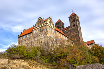 Fototapeta na wymiar View to the church in autumn, Quedlinburg