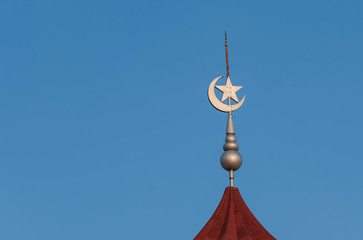 Fototapeta na wymiar The Star and crescent moon on the top of the mosque is a symbol of Islam.