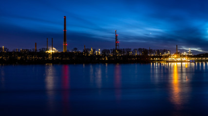 Fototapeta premium Night view of an oil and gas refinery