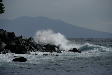 磯に押し寄せる波