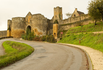 Fototapeta na wymiar Arrivée sur les Remparts en pierre dans le superbe village médiéval de Domme en Périgord dans le département de la Dordogne