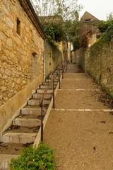 Fototapeta na wymiar Perspective pour cet escalier en pierre, ruelle, et maisons en pierre dans le superbe village médiéval de Domme en Périgord dans le département de la Dordogne