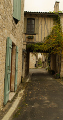 Fototapeta na wymiar Passage insolite entre maisons dans le magnifique village médiéval de Issigeac en Périgord dans le département de la Dordogne