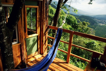 Blick vom Balkon eines Baumhauses auf ein tropisches Tal in Guatemala (Nähe Antigua), 2015, SONY DSC