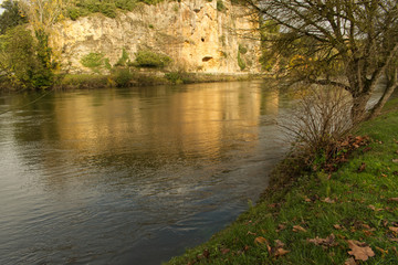 Falaise et rivière Dordogne en Périgord dans le département de la Dordogne