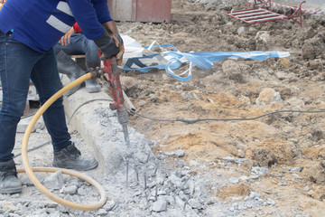 Extracting the red wind to break the concrete In which the workers dress entirely in blue shirts, long pants