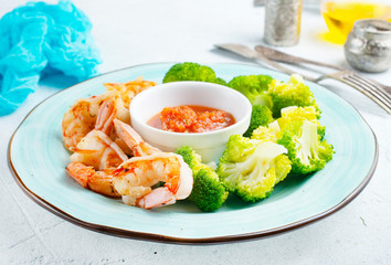fried shrimps with broccoli