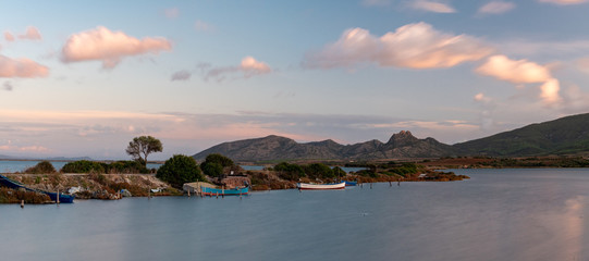 Paesaggio marino con barche di pescatori