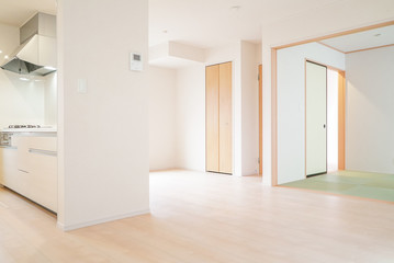 日本の木造住宅 和室が見えるリビングルーム