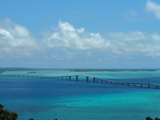 Obraz premium 牧山展望台から望む伊良部大橋（沖縄県宮古島市）