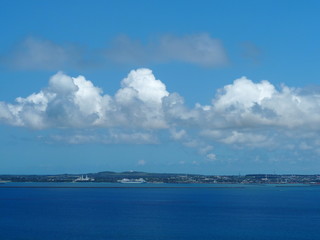 Fototapeta na wymiar 牧山展望台から望む青い海と宮古島