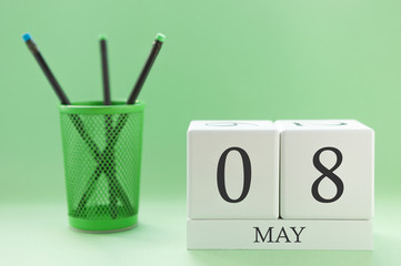 Desk calendar of two cubes for May 8