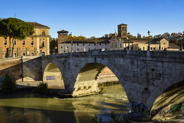 Fototapeta premium Pont sur le fleuve Tibre à Rome