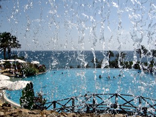 Cascada de piscina en verano