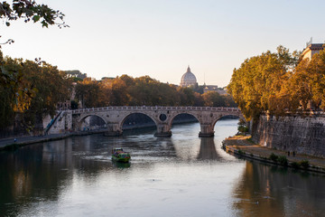 paisaje del río en Roma con el Vaticano de fondo