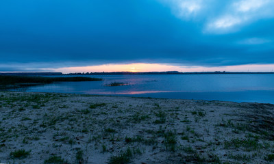 Obraz premium evening light on the lake, twilight hour