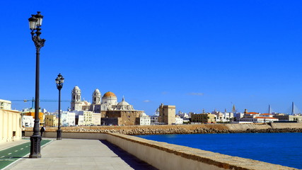 Promenade entlang des Meeres in Cadiz zur Kathedrale unter blauem Himmel