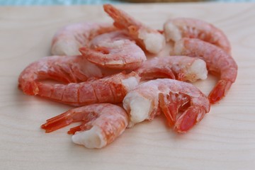 Large-sized shrimp frozen lie on a board for thawing and cooking