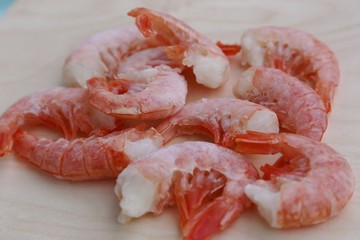 Large-sized shrimp frozen lie on a board for thawing and cooking