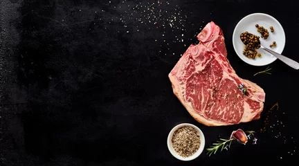  Verse rauwe cowboy steak met spice rub en kruiden © exclusive-design