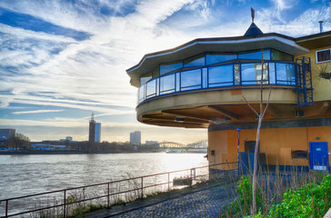 Gebäude an der Rheinpromenade im Zentrum von Köln