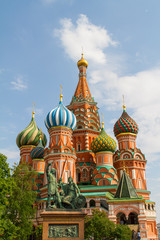 Fototapeta na wymiar Catedral de San Basilio en la Plaza Roja de la ciudad de Moscu, en el pais de Rusia