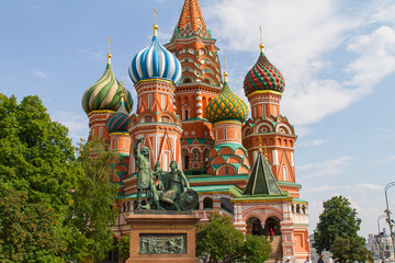 Catedral de San Basilio con Minin y Pozharski en la Plaza Roja de la ciudad de Moscu, en el pais de Rusia