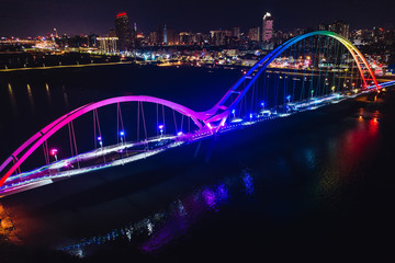 Fototapeta premium Crescent Bridge - landmark of New Taipei, Taiwan with beautiful illumination at night, photography in New Taipei, Taiwan.