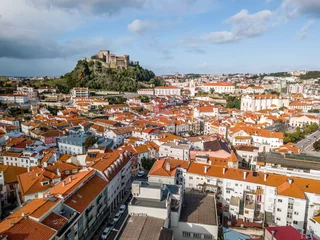 Fotobehang Luchtmening van Leiria met rode daken en kasteel op de heuvel, Portugal © malajscy