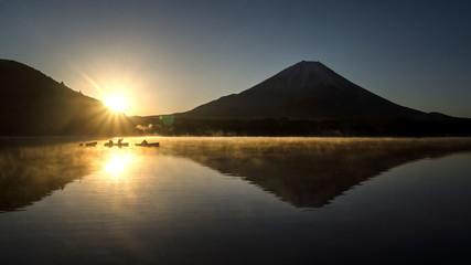 Japan, Yamanashi, Lake Shojiko and Mount Fuji at morning.