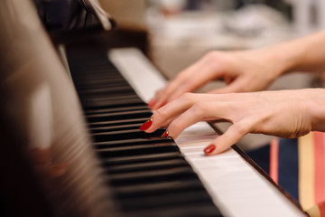 hands playing piano