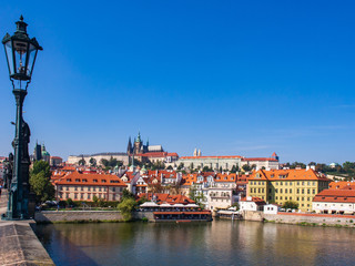 Obraz premium Blick über historische Stadtviertel von Prag mit Prager Burg und Moldau Fluss