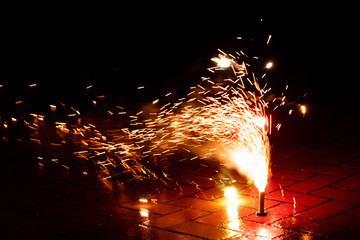 Funkensprühendes Feuerwerk einer Silvesterparty läutet das neue Jahr effektvoll ein und wünscht...