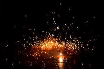 Funkensprühendes Feuerwerk einer Silvesterparty läutet das neue Jahr effektvoll ein und wünscht...