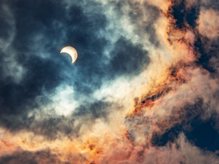 Solar eclipses caused by the shadow of the moon covering the sun In the midst of thick clouds, the end of the year 2019