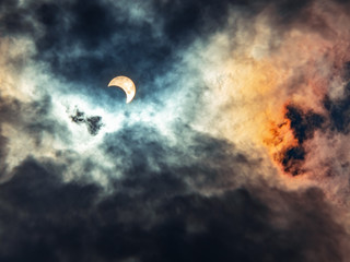 Solar eclipses caused by the shadow of the moon covering the sun In the midst of thick clouds, the end of the year 2019