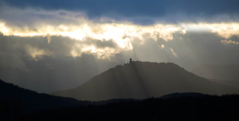 die Hochkönigsburg in den Vogesen im Winterlicht