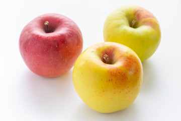 黄色いりんごと赤いりんご