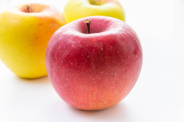 赤いりんごと黄色いりんご