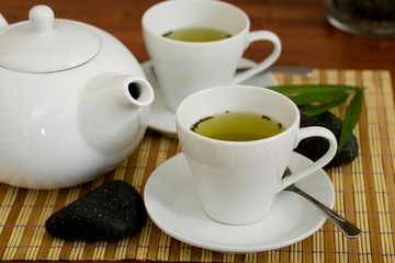 Obraz na płótnie Canvas Two cups with green tea