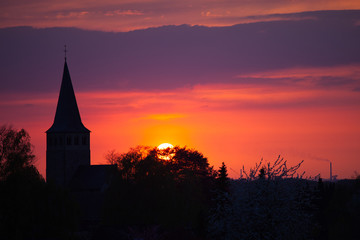 Obraz premium sunset with church of ratingen homberg