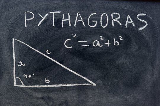 Teorema de Pit&aacute;goras escrito con una tiza en la pizarra